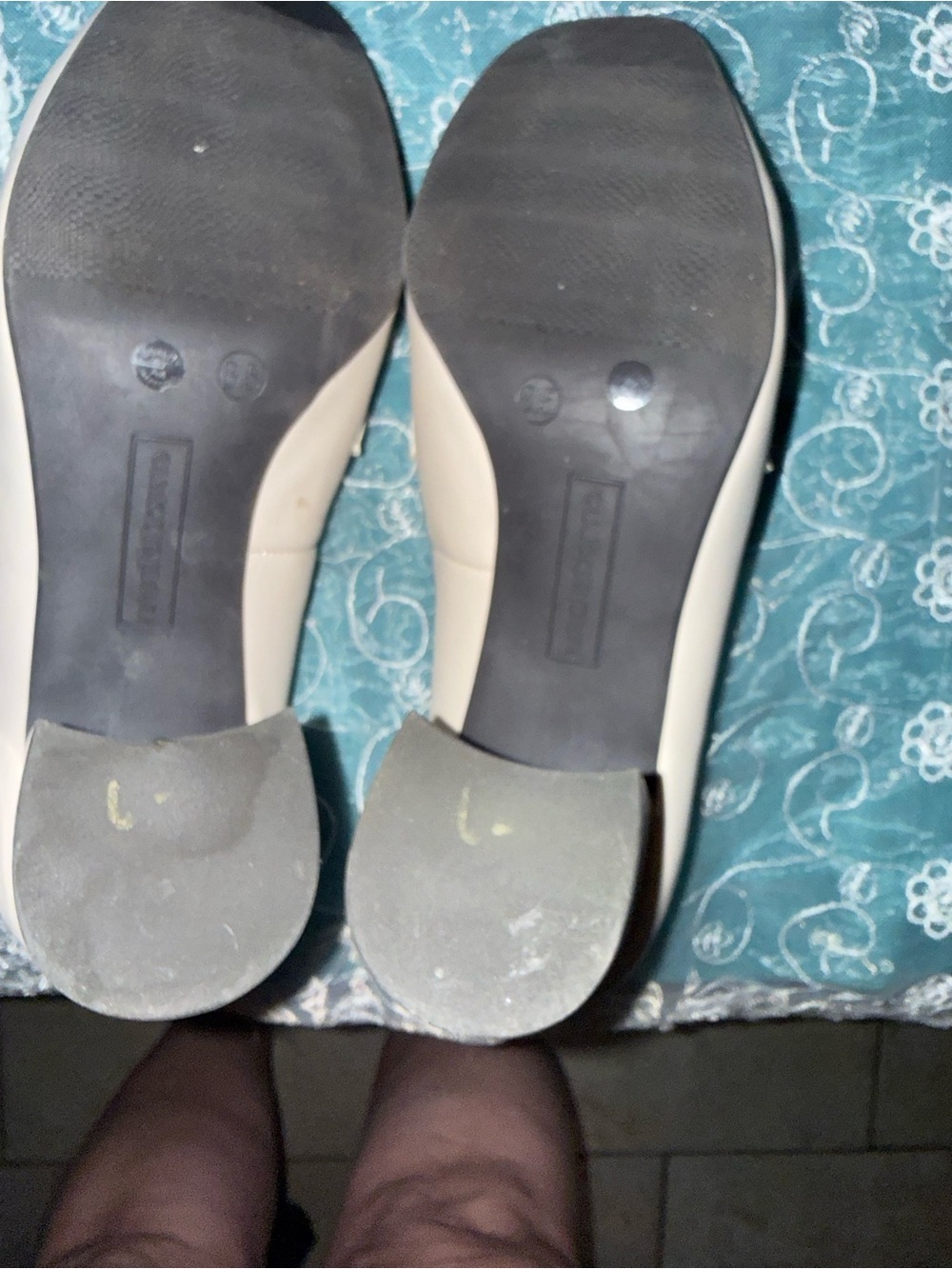Liz Claiborne beige heals size 8.5 - Picture 9 of 9